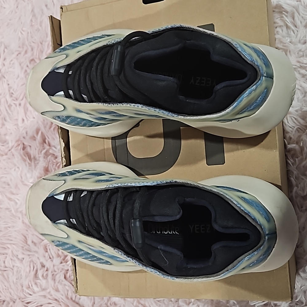 Yeezy 700 v3 kyanite size 10 no original box